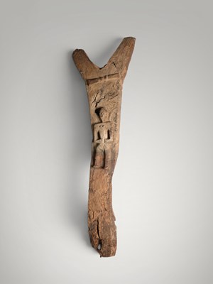Lot 85 - Dogon toguna post with female figure.