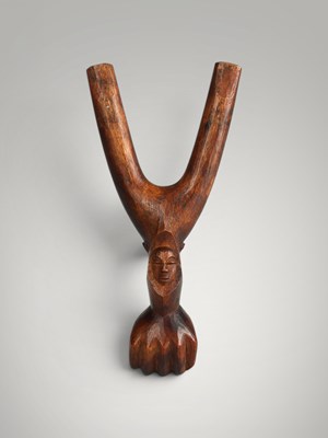 Lot 183 - Baoule catapult and amulet.