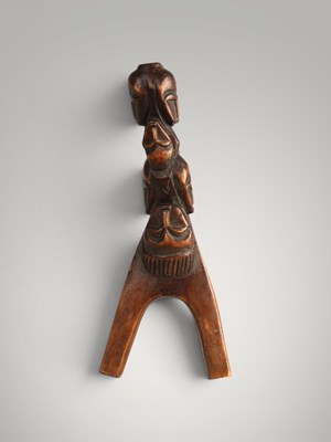 Lot 185 - Baoule catapult and amulet.