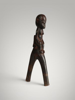 Lot 188 - Baoule catapult and amulet.