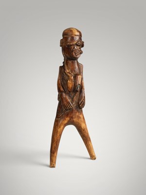 Lot 190 - Baoule catapult and amulet.