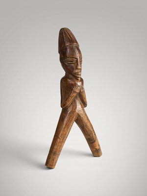 Lot 191 - Baoule catapult and amulet.
