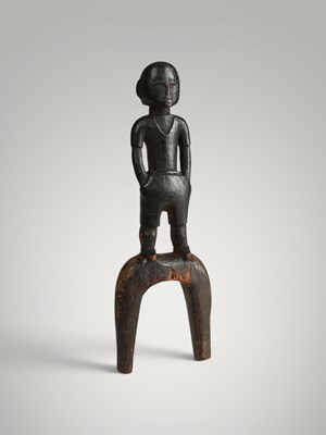 Lot 192 - Baoule catapult and amulet.