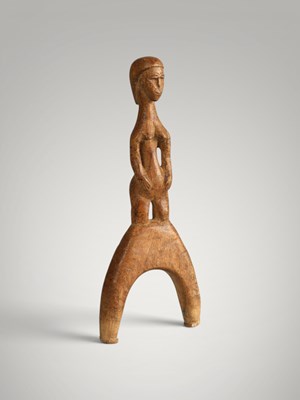 Lot 193 - Baoule catapult and amulet.