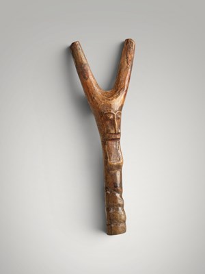 Lot 194 - Baoule catapult and amulet.
