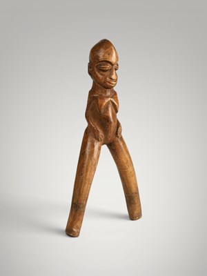 Lot 195 - Baoule catapult and amulet.