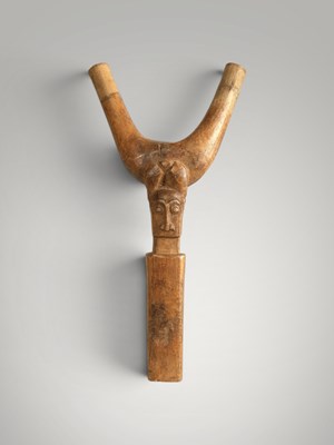 Lot 196 - Baoule catapult and amulet.