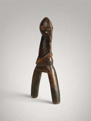 Lot 197 - Baoule catapult and amulet.