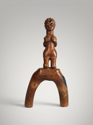 Lot 200 - Baoule catapult and amulet.
