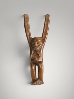Lot 201 - Baoule catapult and amulet.