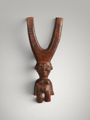Lot 202 - Baoule catapult and amulet.
