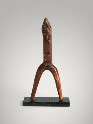 Lot 206 - Baoule catapult and amulet.