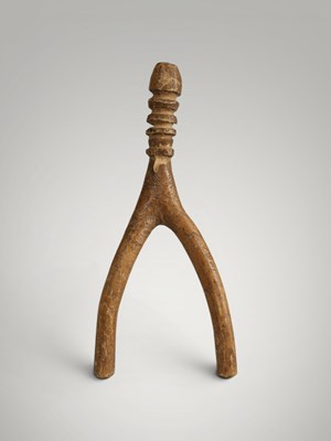 Lot 208 - Baoule catapult and amulet.