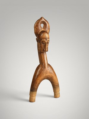 Lot 210 - Baoule catapult and amulet.