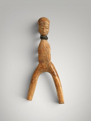 Lot 211 - Baoule catapult and amulet.