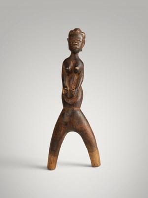 Lot 213 - Baoule catapult and amulet.