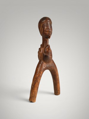 Lot 214 - Baoule catapult and amulet.