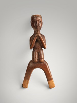 Lot 219 - Baoule catapult and amulet.
