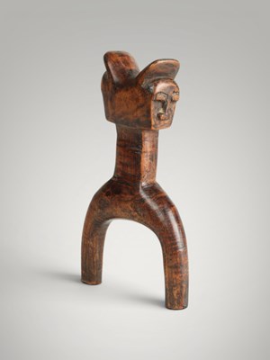 Lot 221 - Baoule catapult and amulet.
