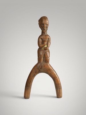 Lot 225 - Baoule catapult and amulet.