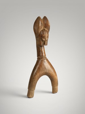 Lot 230 - Baoule catapult and amulet.