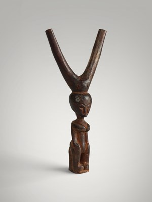 Lot 233 - Baoule catapult and amulet.