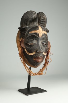 Lot 10 - Punu-Lumbu mask.