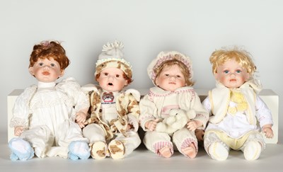 Lot 504 - Lot van 4 porseleinen kinderpoppen