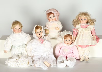 Lot 511 - Lot van 5 porseleinen kinderpoppen