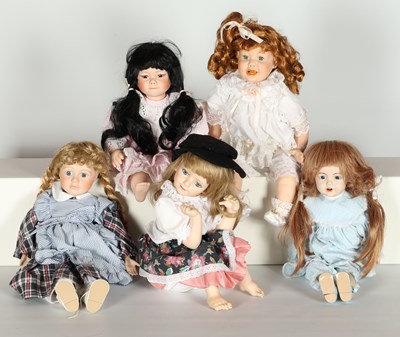 Lot 512 - Lot van 5 porseleinen kinderpoppen