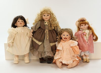 Lot 517 - Lot van 4 porseleinen kinderpoppen