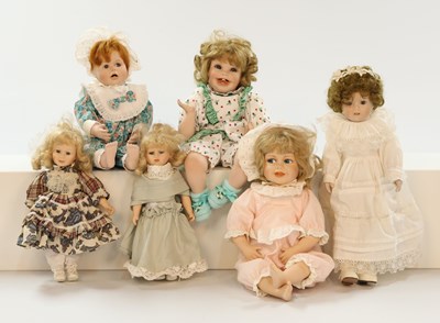 Lot 522 - Lot van 6 porseleinen kinderpoppen