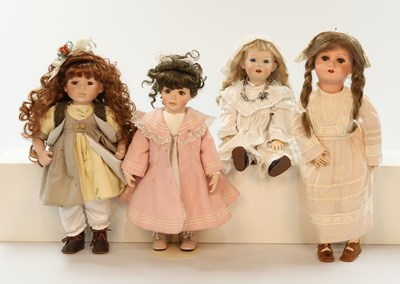 Lot 530 - Vier kinderpoppen porselein
