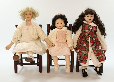 Lot 531 - Lot van 3 porseleinen kinderpoppen met stoeltje