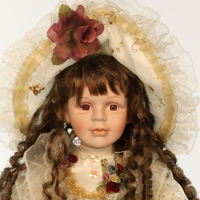 Lot 574 - Porseleinen verzamelpop