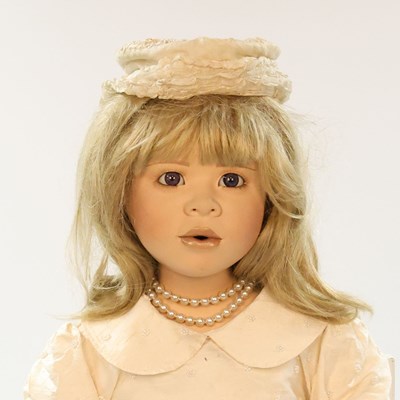 Lot 584 - Christine Orange ‘Kimberly’ porseleinen verzamelpop