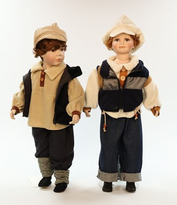Lot 585 - Twee porseleinen verzamelpoppen