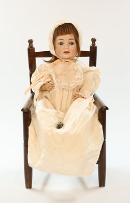 Lot 586 - William Goebel karakterpop, model R5