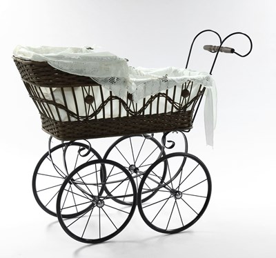 Lot 592 - Vintage poppenwagen van riet en metaal