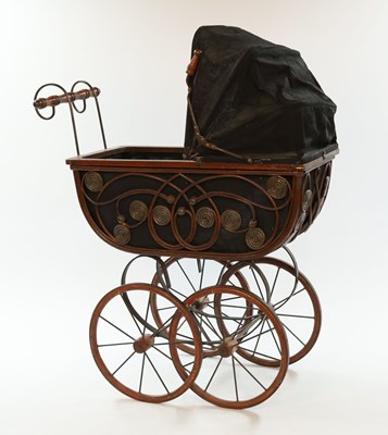 Lot 593 - Antieke poppenwagen in Jugendstil-stijl