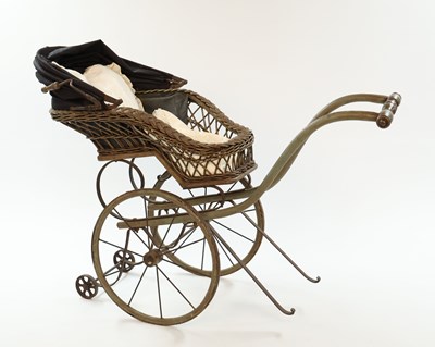 Lot 594 - Antieke rieten poppenwagen met verstelbare kap