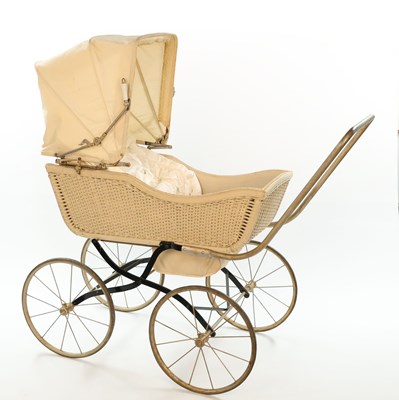 Lot 595 - Rieten poppenwagen met verstelbare kap
