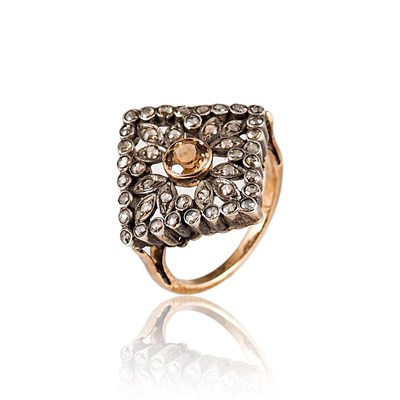 Lot 56 - Gold Ring with Diamonds and Peridot