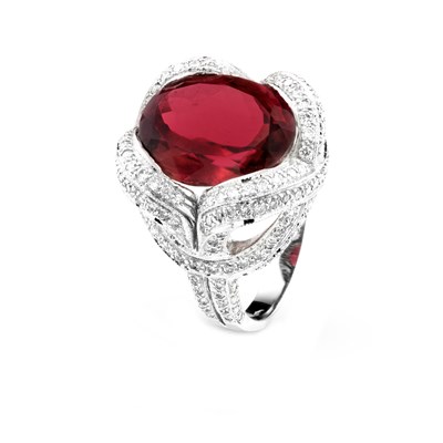 Lot 91 - Gold Ring with a 8.5 Carats Pink Tourmaline and Diamonds