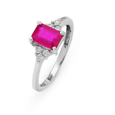 Lot 97 - Gold Ring with Ruby and Diamonds