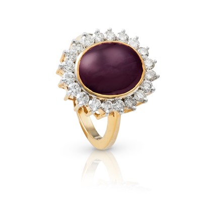 Lot 102 - Gold Ring with a 7.5 Carats Star-Ruby and Diamonds