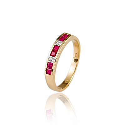 Lot 107 - Gold Ring with Ruby and Diamonds