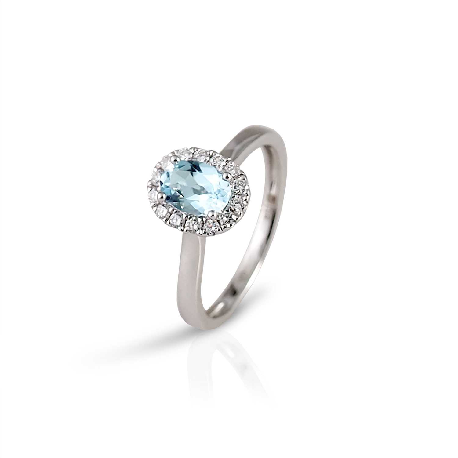 Lot 166 - Gold Ring with Topaz and Diamonds