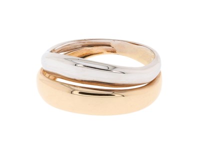 Lot 634 - Bicolour Double Wave Gold Ring