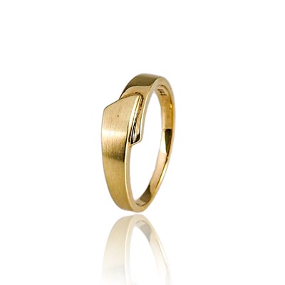 Lot 673 - Gold Ring